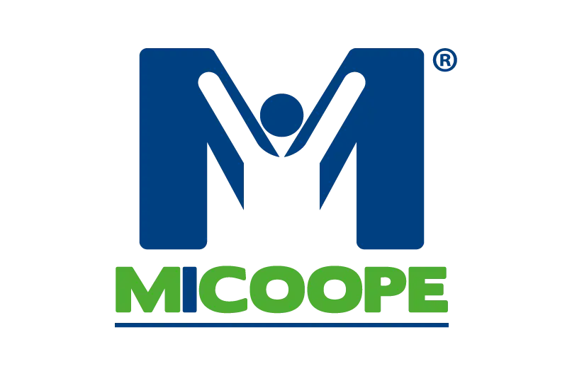 Logotipo de MiCoope con un ícono que representa a una persona con los brazos levantados dentro de una casa estilizada, sobre el texto 'es MI COOPE' en azul y verde. Debajo, el eslogan 'Unidos para dar vida a tus sueños' en letras minúsculas.