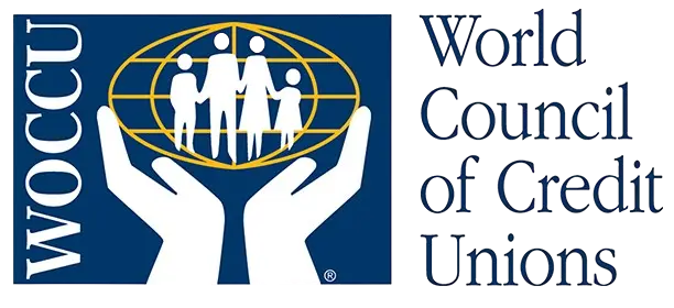 Logotipo del World Council of Credit Unions, que muestra las siglas 'WOCCU' en color azul oscuro a la izquierda, seguido de una ilustración estilizada de un grupo de personas con los brazos levantados dentro de un círculo sobre un globo terráqueo, todo encima del texto 'World Council of Credit Unions' en letras mayúsculas azules.