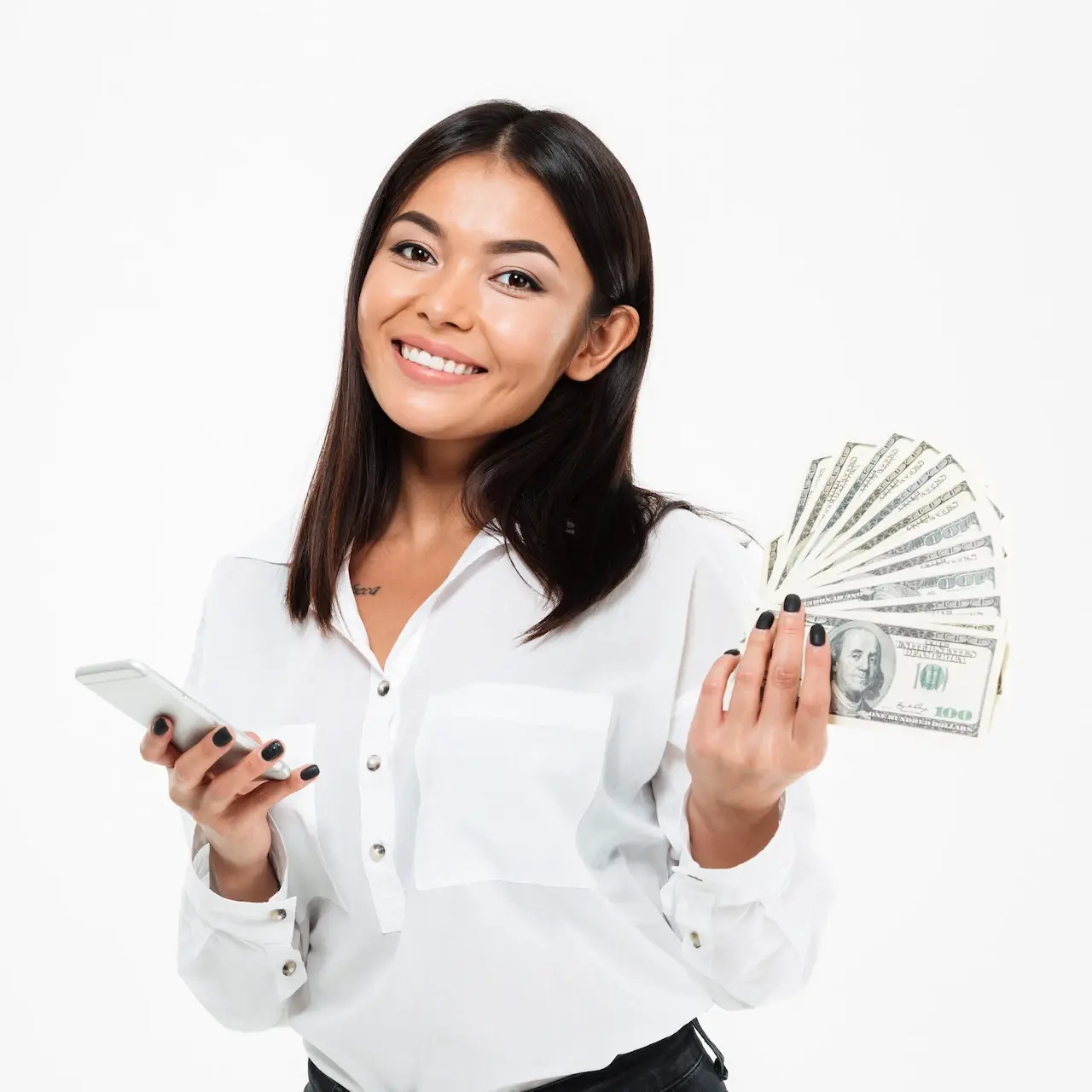 Mujer sosteniendo billetes indicando que recibió dinero